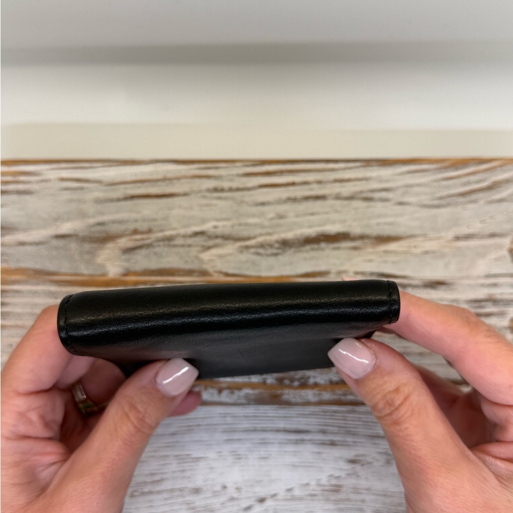 Gucci Black Leather G wallet. Giftable. So clean. - Picture 10 of 12